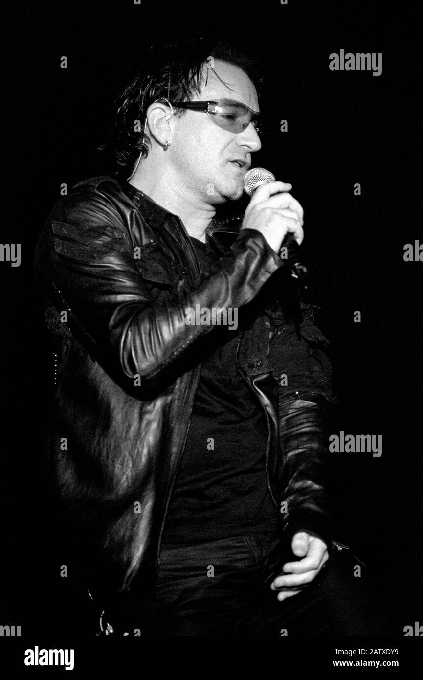 Torino Italie 11/07/2001, concert live de l'U2 au stade Delle Alpi : le chanteur Bono pendant le concert Banque D'Images