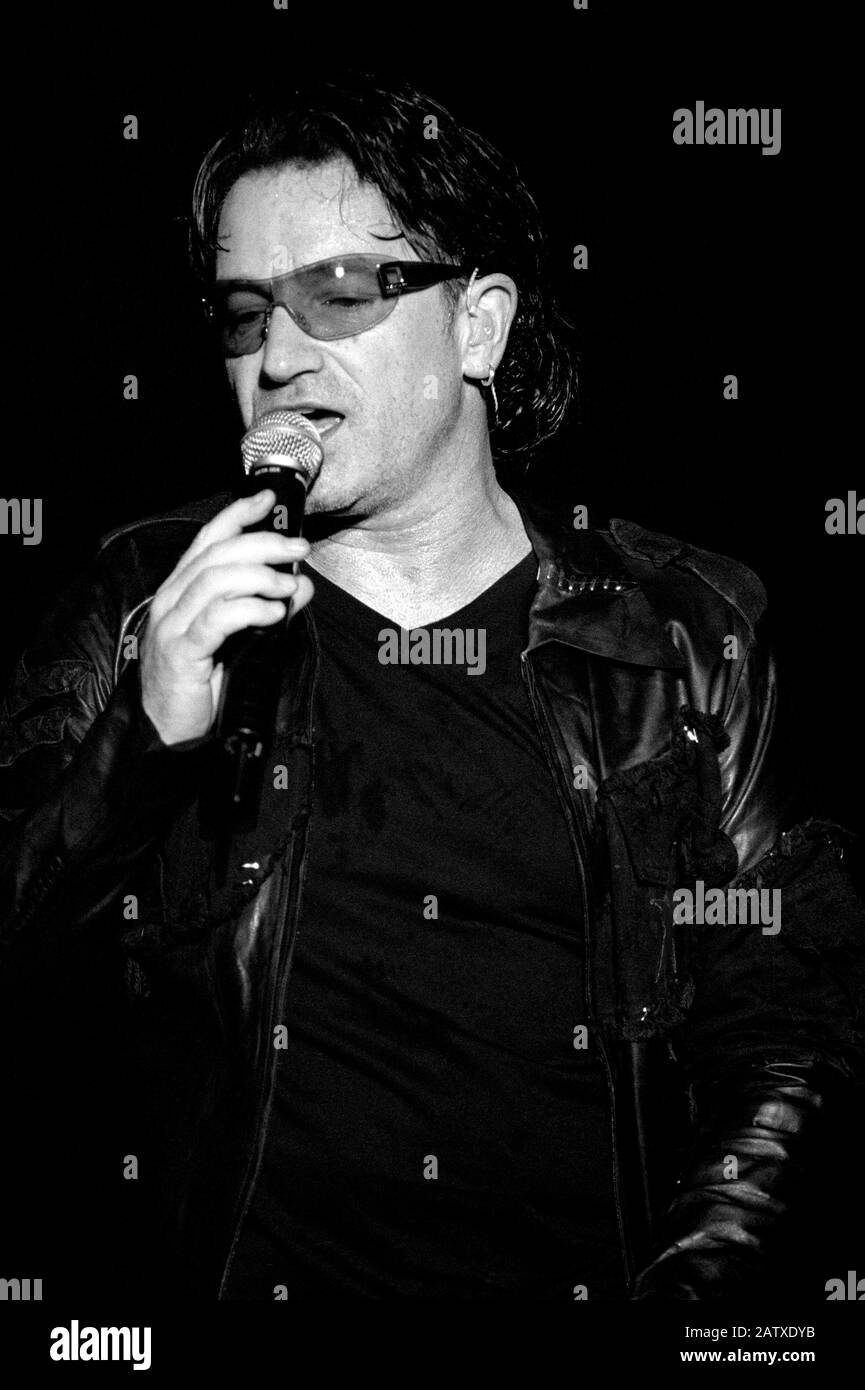 Torino Italie 11/07/2001, concert live de l'U2 au stade Delle Alpi : le chanteur Bono pendant le concert Banque D'Images