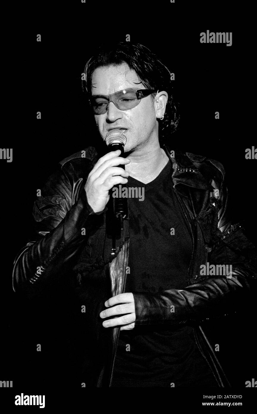 Torino Italie 11/07/2001, concert live de l'U2 au stade Delle Alpi : le chanteur Bono pendant le concert Banque D'Images