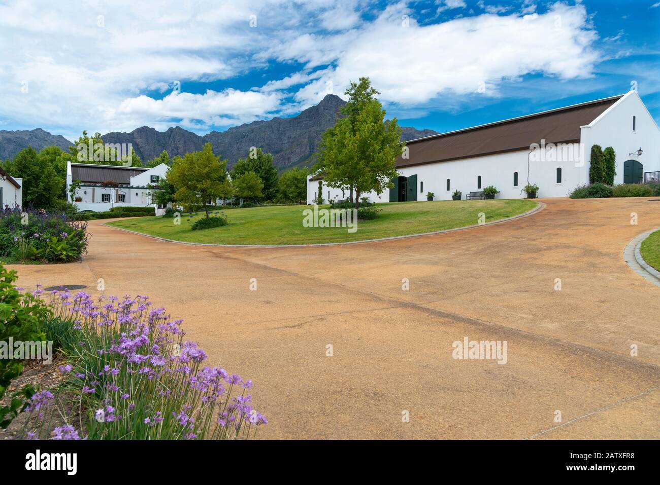 Musée du moteur Franschhoek montrant des bâtiments qui abritent la collection de voitures de collection classique immaculée, Franschhoek, Afrique du Sud Banque D'Images