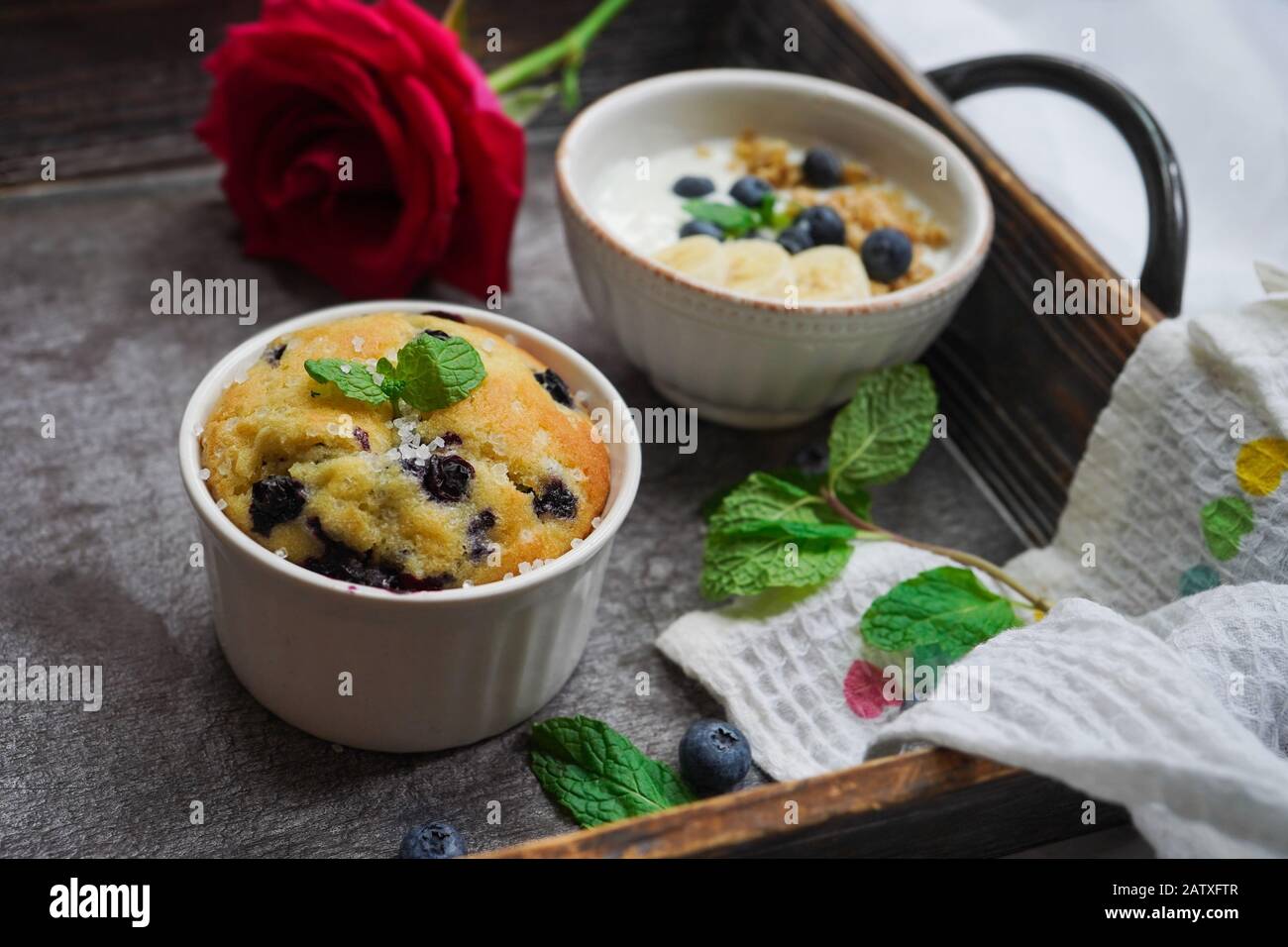 Petit-déjeuner de la Saint-Valentin : muffin de bleuets servi dans un plateau Banque D'Images