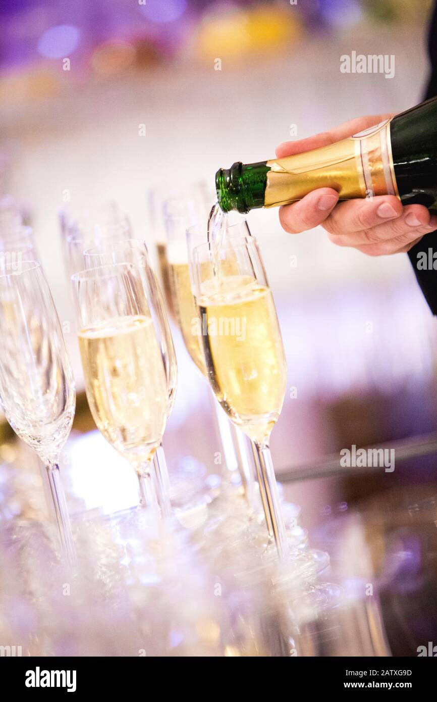 Gros plan sur la célébration du champagne lors d'un événement/d'un réseautage Banque D'Images