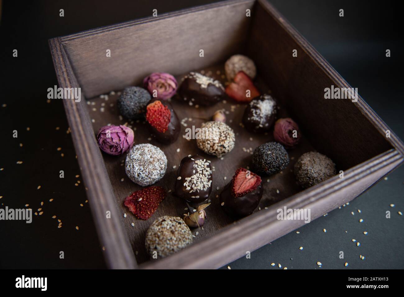 bonbons faits main aux fruits et au chocolat dans une boîte en bois Banque D'Images