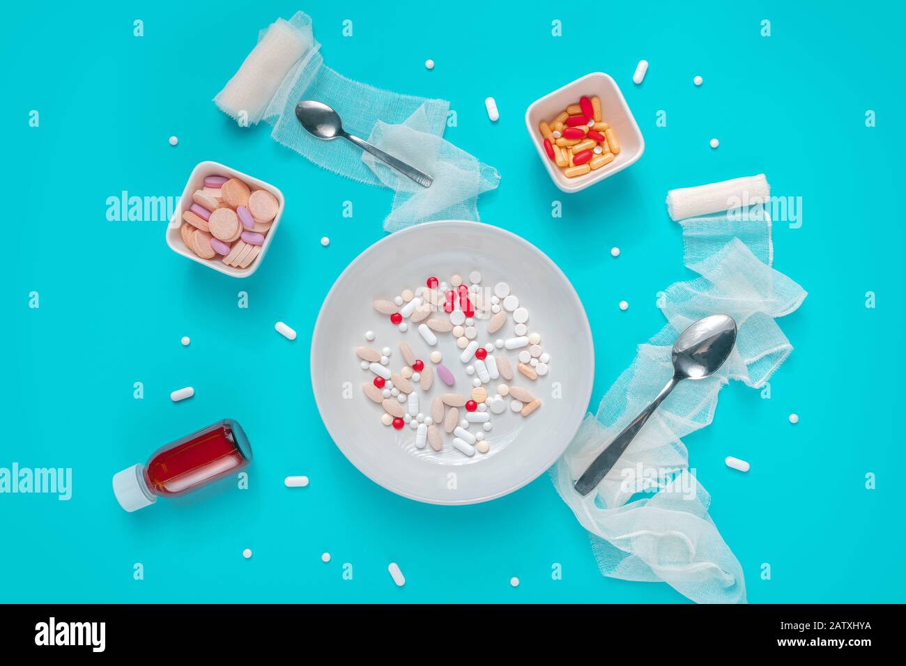 Pilules et abus de drogues concept vue de dessus plat avec des médicaments servis comme nourriture sur fond bleu Banque D'Images