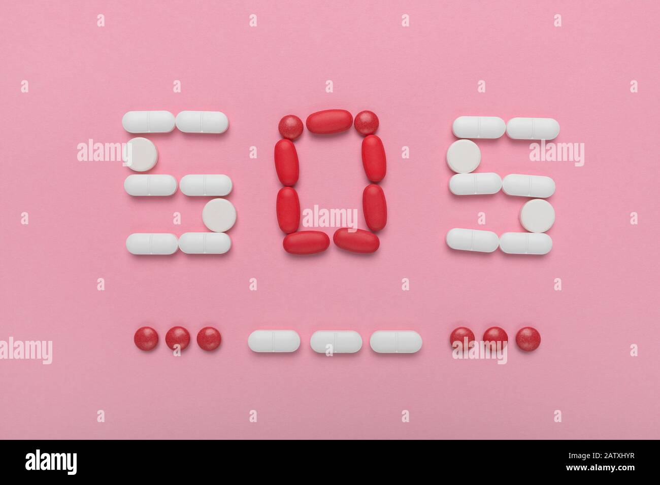 SOS en morse avec les médicaments et les pilules, vue du dessus de l'image conceptuelle mise à plat de toxicomanie et l'abus de médicaments Banque D'Images