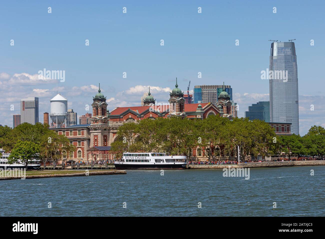 Un ferry et des touristes à Ellis Island, New York Harbour Banque D'Images