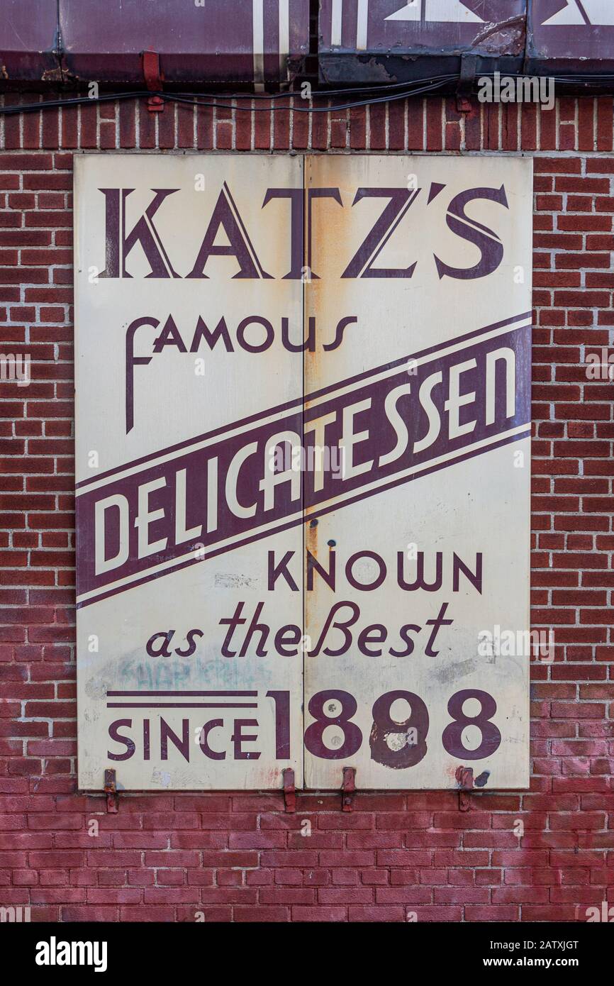 Panneaux à l'extérieur de la épicerie fine de Katz à Manhattan, New York City. Banque D'Images