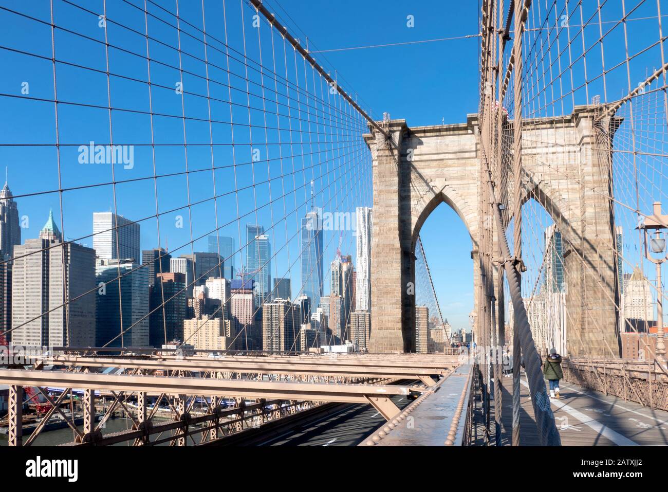 Gratte-ciel de Manhattan 2019 avec Un World Trade Center et le célèbre pont de Brooklyn enjambant l'East River, New York City, États-Unis. Banque D'Images