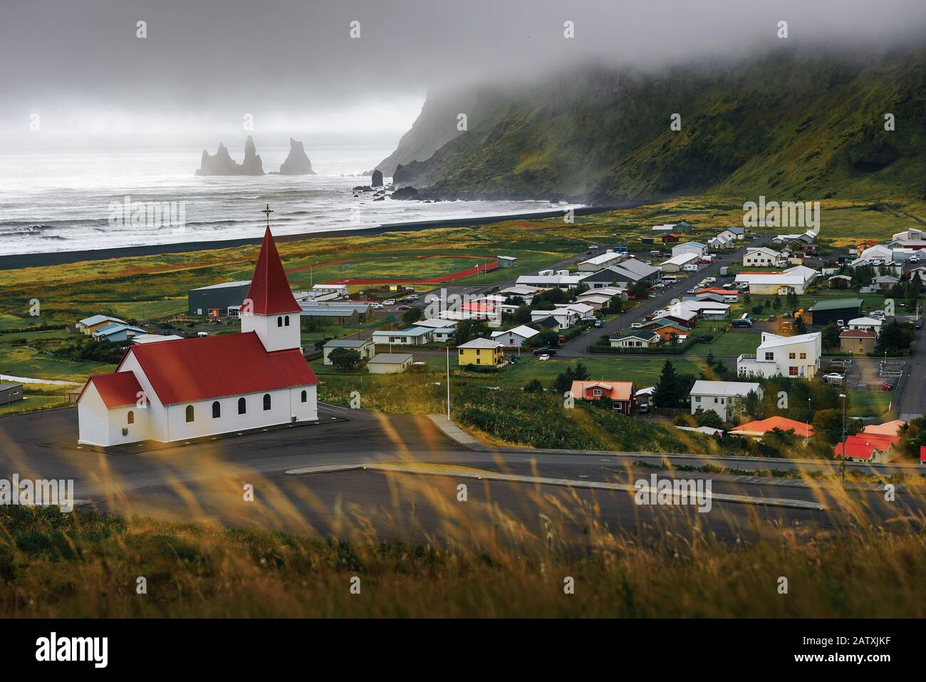 De lourds nuages au-dessus du village de Vik i Myrdal en Islande Banque D'Images