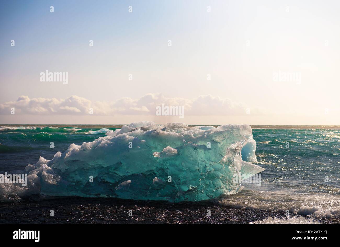 Iceberg allongé sur la plage de Diamond dans la lagune du glacier de Jokulsarlon, en Islande Banque D'Images