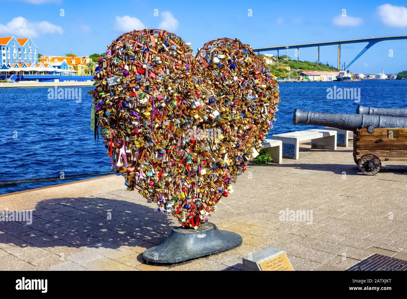 Willemstad, Curaçao - 15 décembre 2019: Écluses d'Amour sculpture à Willemstad, Curaçao. Banque D'Images