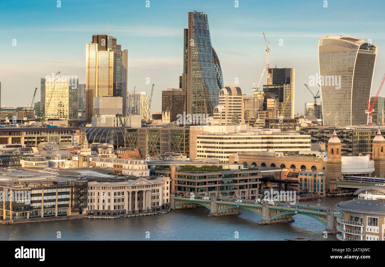 Ville de Londres. Des gratte-ciel célèbres dans le quartier financier de la capitale britannique avec la Tamise en premier plan. Banque D'Images