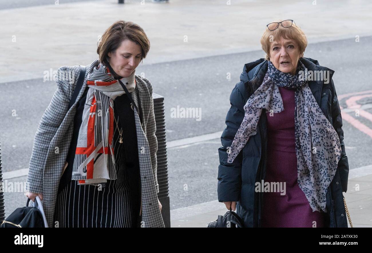 Londres, Royaume-Uni. 5 février 2020. Dame Margaret Eve Hodge, Lady Hodge, DBE, députée est un politicien du Parti travailliste britannique qui est député de Barking depuis 1994. Auparavant, (photo à droite) elle dirigeait Islington Borough Council. Elle a occupé un certain nombre de postes ministériels et a été présidente du Comité des comptes publics, a-t-elle récemment déclaré que Nexflix était coupable de vol de la super-autoroute au sujet de ses arrangements fiscaux; arrive à Portcullis House, le bureau du député à Londres crédit: Ian Davidson/Alay Live News Banque D'Images