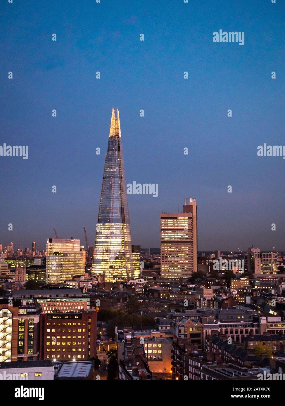 Le Shard au crépuscule. Vue en grand angle du célèbre gratte-ciel Shard illuminé au crépuscule. Banque D'Images