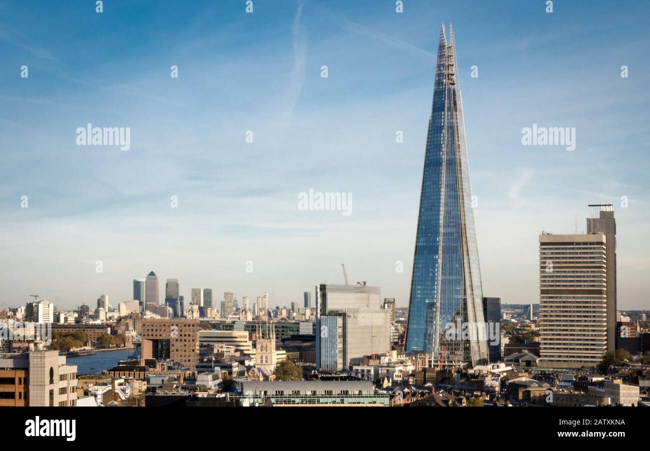 Skyline De Londres. Vue panoramique sur le célèbre bâtiment Shard et les gratte-ciel du quartier des affaires des Docklands à l'horizon. Banque D'Images