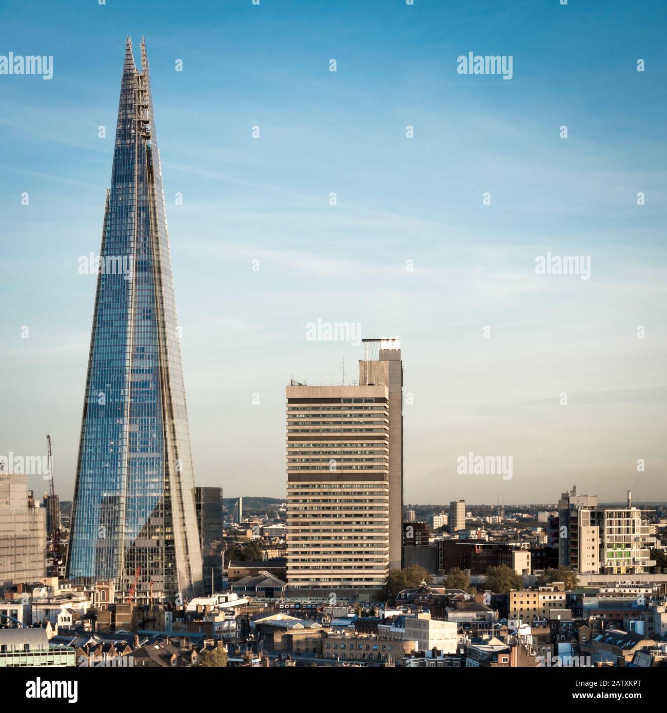 The Shard, Londres. Vue panoramique sur le célèbre gratte-ciel Shard dominant le paysage du sud de Londres. Banque D'Images