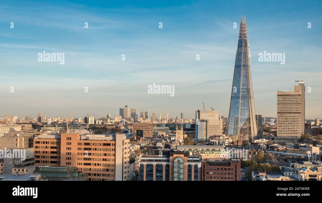 Skyline De Londres. Vue panoramique sur le célèbre bâtiment Shard et les gratte-ciel du quartier des affaires des Docklands à l'horizon. Banque D'Images