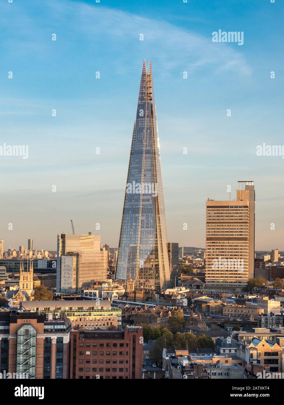 The Shard, Londres. Vue panoramique sur le célèbre gratte-ciel Shard dominant le paysage du sud de Londres. Banque D'Images