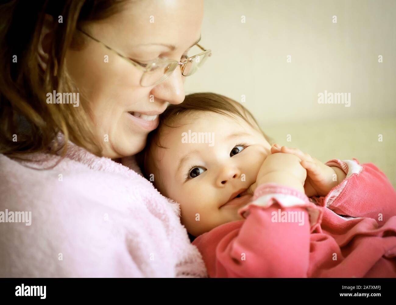 Mère embrassant bébé. Mère et fille, famille heureuse. Banque D'Images