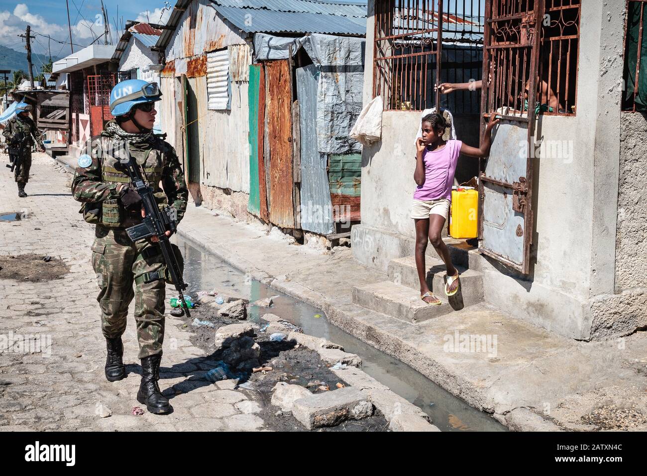 Casques bleus des Nations Unies en patrouille, MINUSTAH, Mission des Nations Unies pour la stabilisation en Haïti, filles devant un abri, cite Soleil Banque D'Images