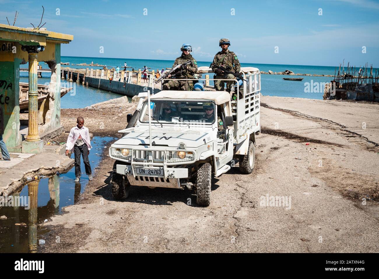 Casques bleus des Nations Unies en jeep en patrouille, MINUSTAH, Mission des Nations Unies pour la stabilisation en Haïti, Cité Soleil, Port-au-Prince, Ouest, Haïti Banque D'Images