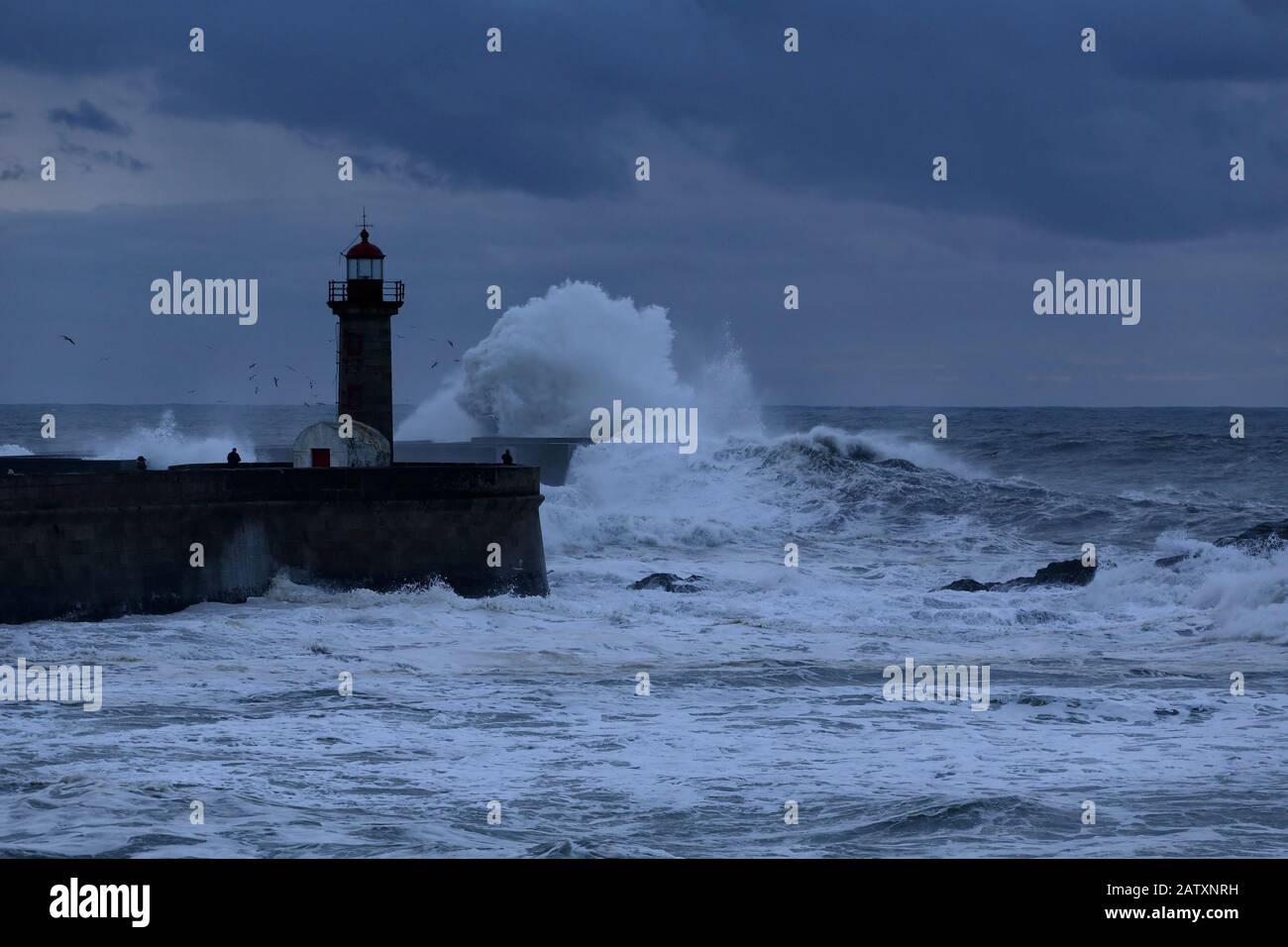 Tempête de la mer dans l'embouchure de la rivière au crépuscule. Banque D'Images