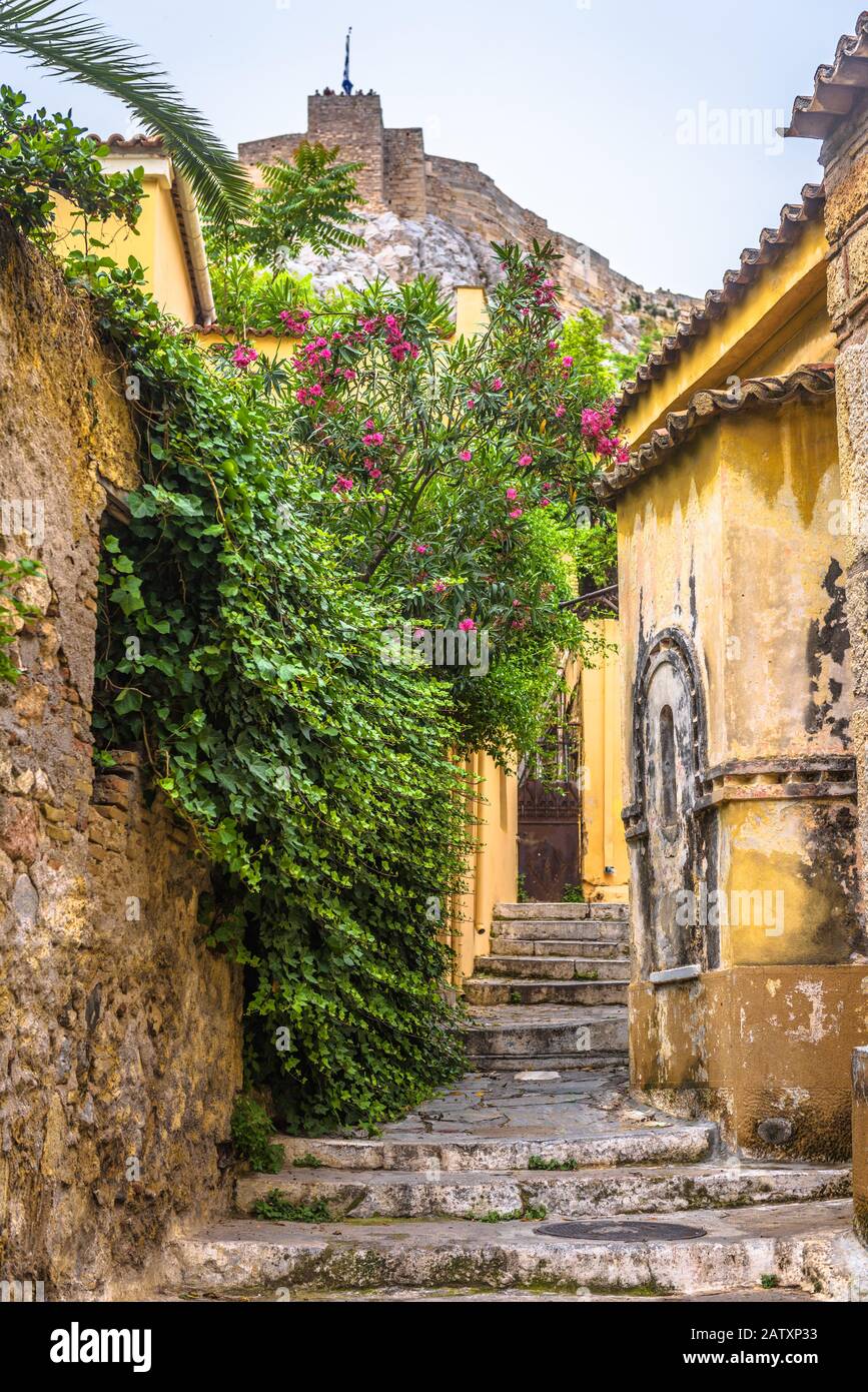 Rue étroite pittoresque avec maisons anciennes dans le quartier de Plaka, Athènes, Grèce. Plaka est l'une des principales attractions touristiques d'Athènes. Traditionnel vintage al Banque D'Images