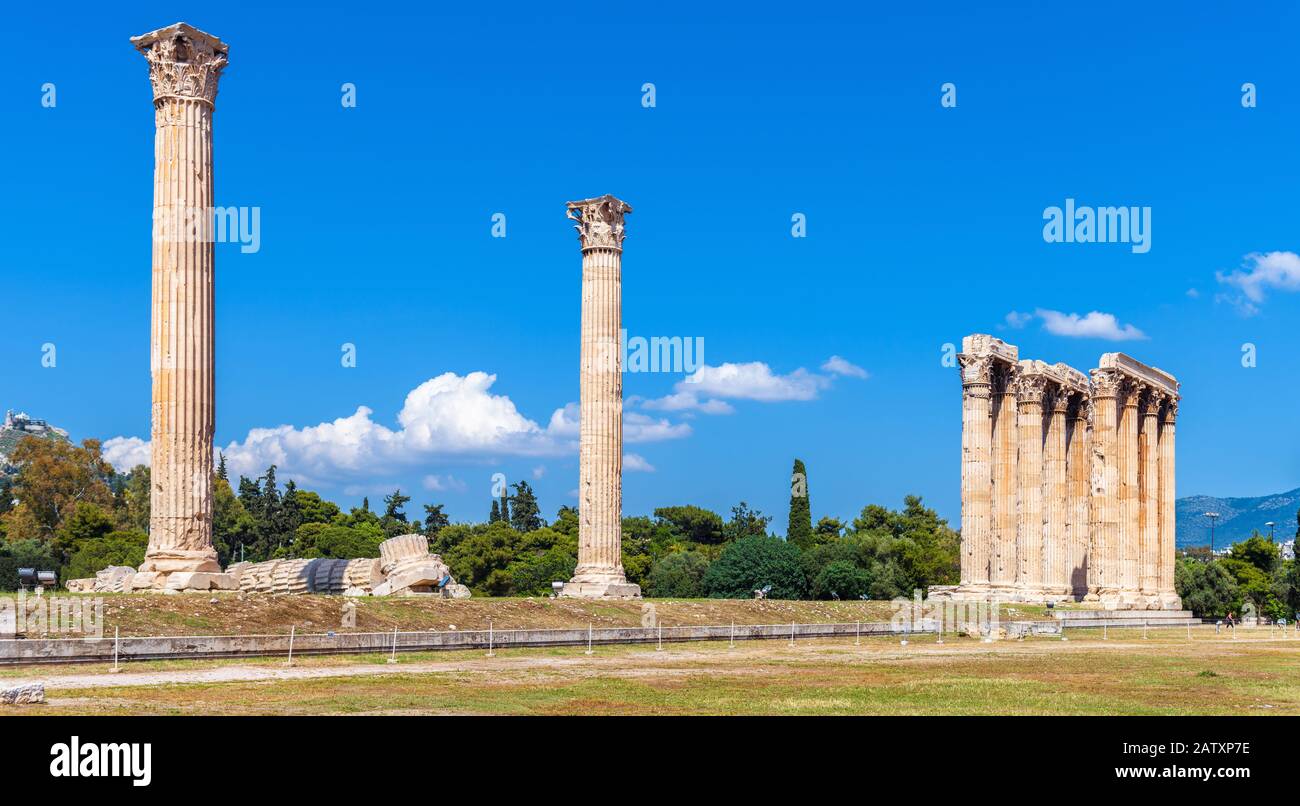 Temple De Zeus Olympian, Athènes, Grèce. C'est l'un des principaux monuments d'Athènes. Panorama des célèbres ruines grecques anciennes dans le centre d'Athènes. Pittoresque Banque D'Images Temple De Zeus Olympian, Athènes, Grèce. C'est l'un des principaux monuments d'Athènes. Panorama des célèbres ruines grecques anciennes dans le centre d'Athènes. Pittoresque Banque D'Images