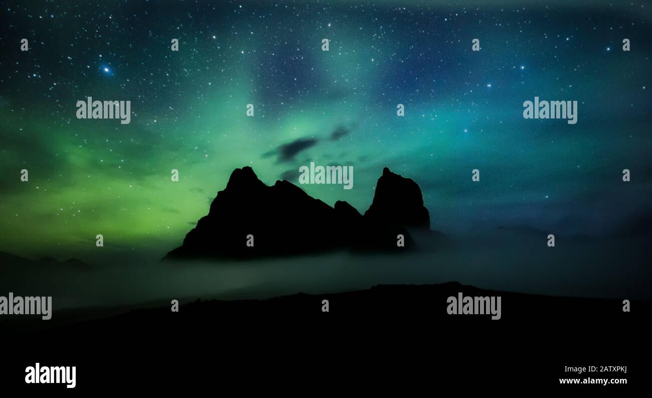 Les aurores boréales , aurores boréales au-dessus d'Eystrahorn sur la côte sud-est de l'Islande. Banque D'Images