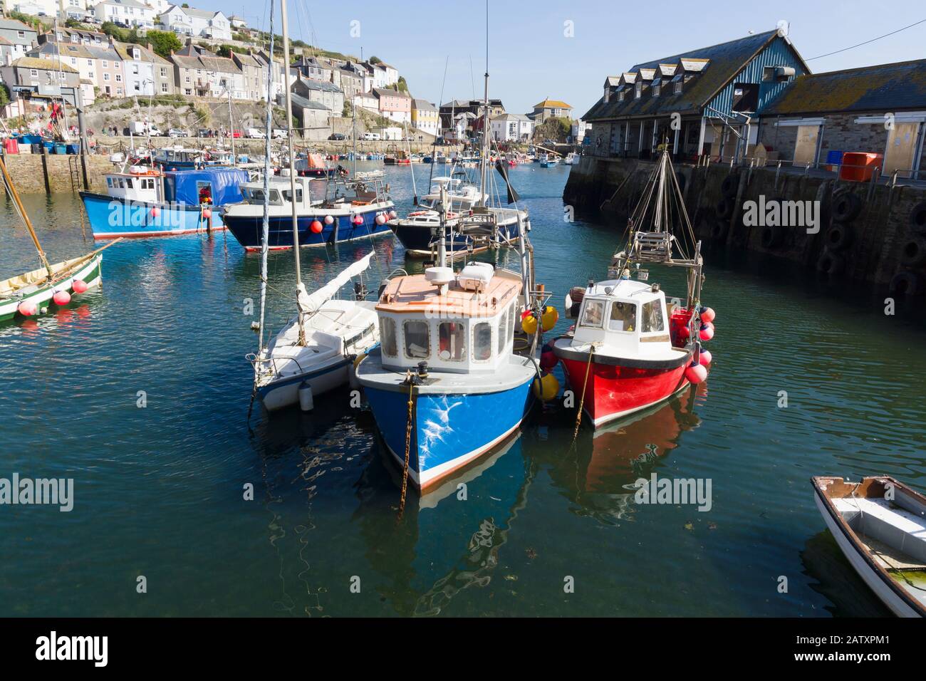 Mevagissey port avec bateaux à l'ancre le village se trouve dans la région de Cornouailles de beauté naturelle exceptionnelle Banque D'Images