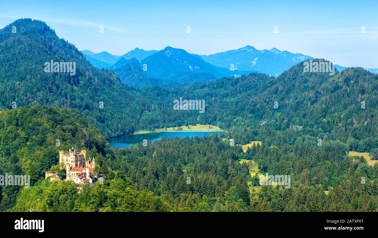 Paysage Avec Le Château De Hohenschwangau, Bavière, Allemagne. Magnifique panorama sur le lac de Schwansee en montagne. Paysage de la nature alpine en été. Antenne Banque D'Images