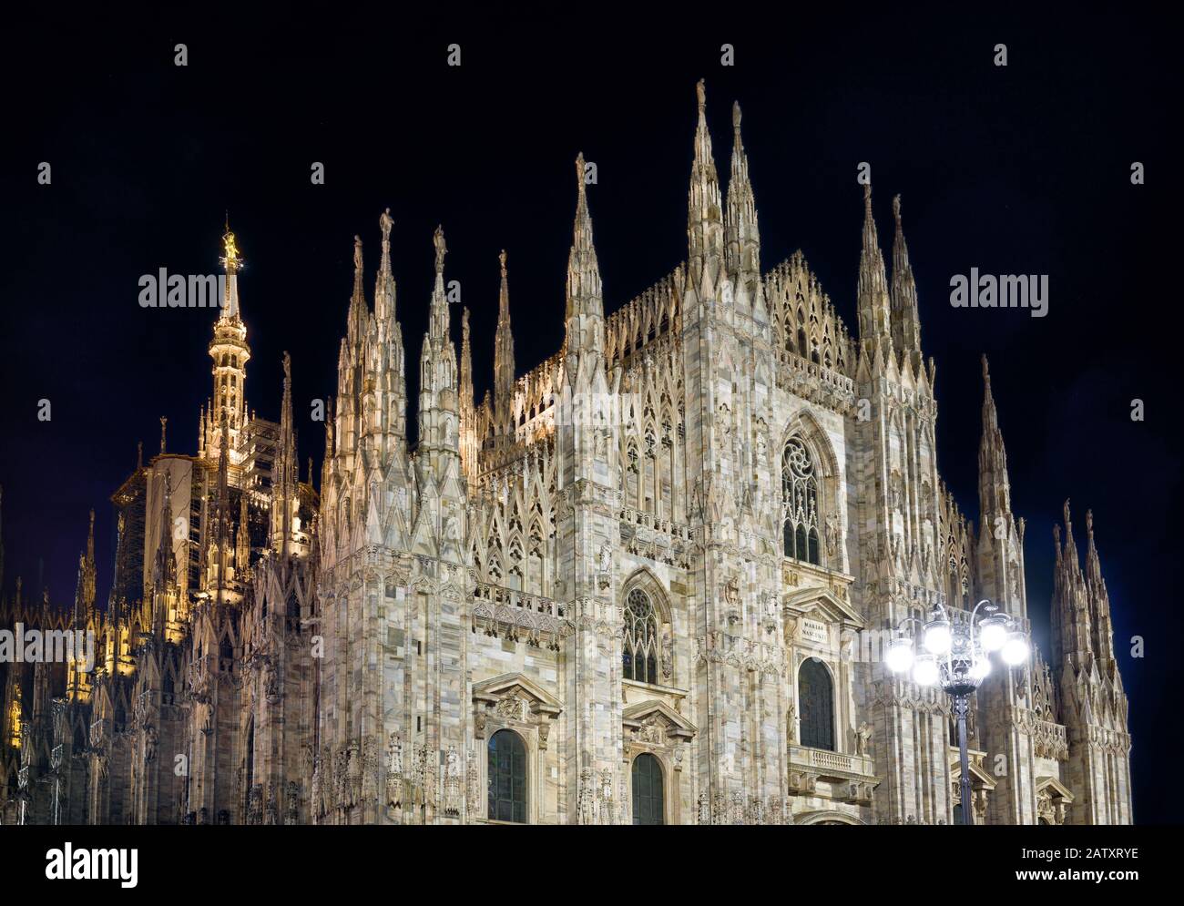 La célèbre cathédrale de Milan (Duomo di Milano) la nuit à Milan, en Italie. Le Duomo de Milan est la plus grande église d'Italie et la cinquième plus grande au monde. Banque D'Images