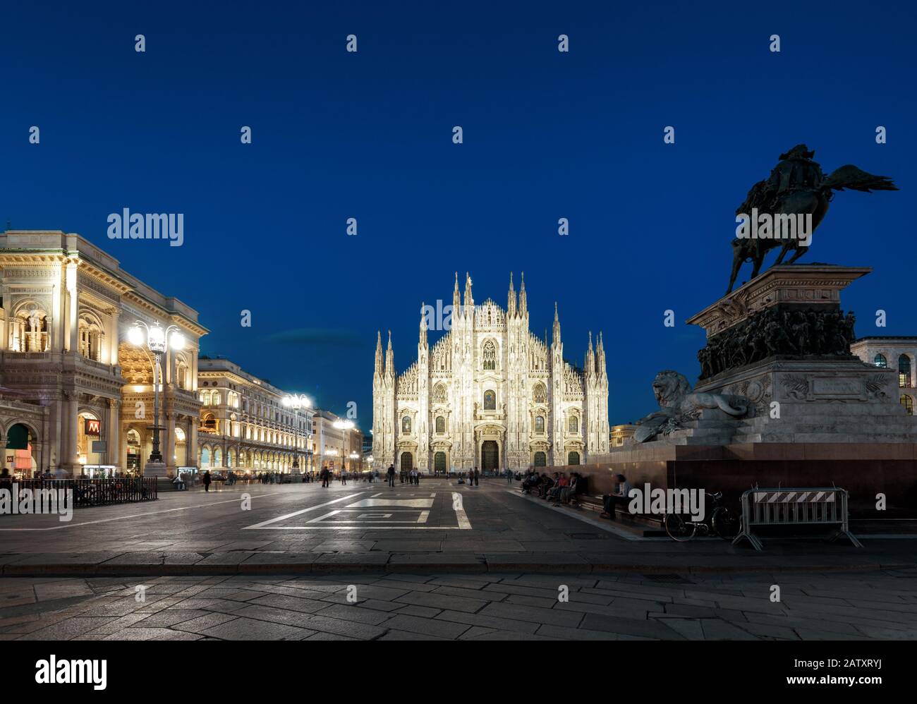Cathédrale de Milan (Duomo di Milano), Galleria et monument à Victor Emmanuel II sur la Piazza del Duomo la nuit à Milan, Italie. Le Duomo de Milan est la Banque D'Images