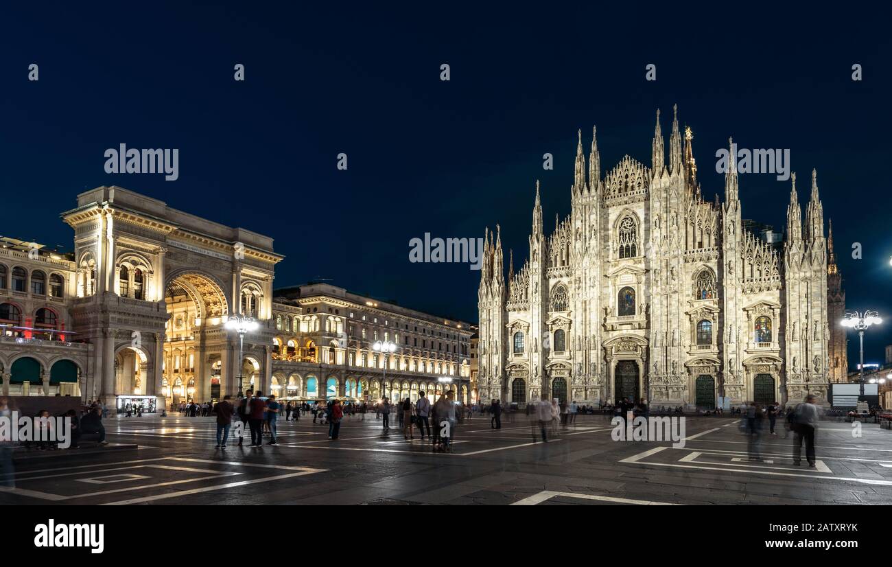Cathédrale de Milan ou Duomo di Milano la nuit, Italie. Cet endroit est un point de repère de Milan. Panorama du célèbre centre-ville de Milan au crépuscule. Long Banque D'Images