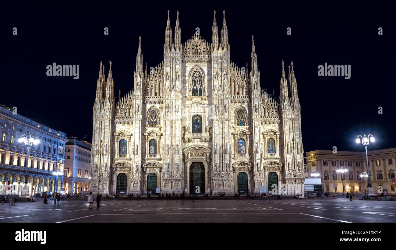 Cathédrale de Milan ou Duomo di Milano la nuit, Italie. C'est un point de repère de la ville. Façade gothique ornée de la célèbre cathédrale de Milan au crépuscule. Exp. Long Banque D'Images