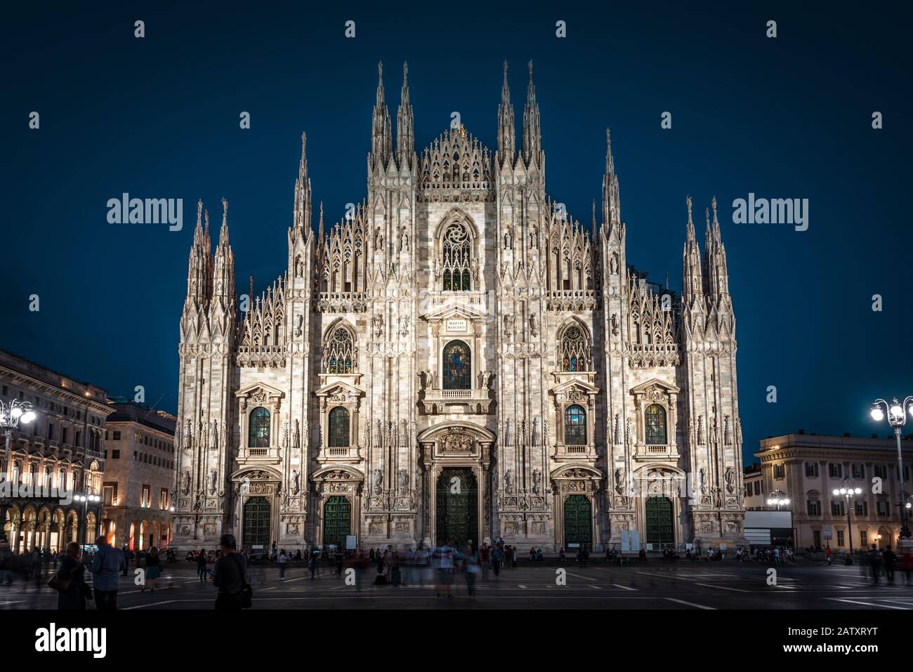 Cathédrale de Milan ou Duomo di Milano la nuit, Italie. C'est une attraction touristique principale de la ville de Milan. Ancienne architecture gothique de Milan en soirée. Fr Banque D'Images