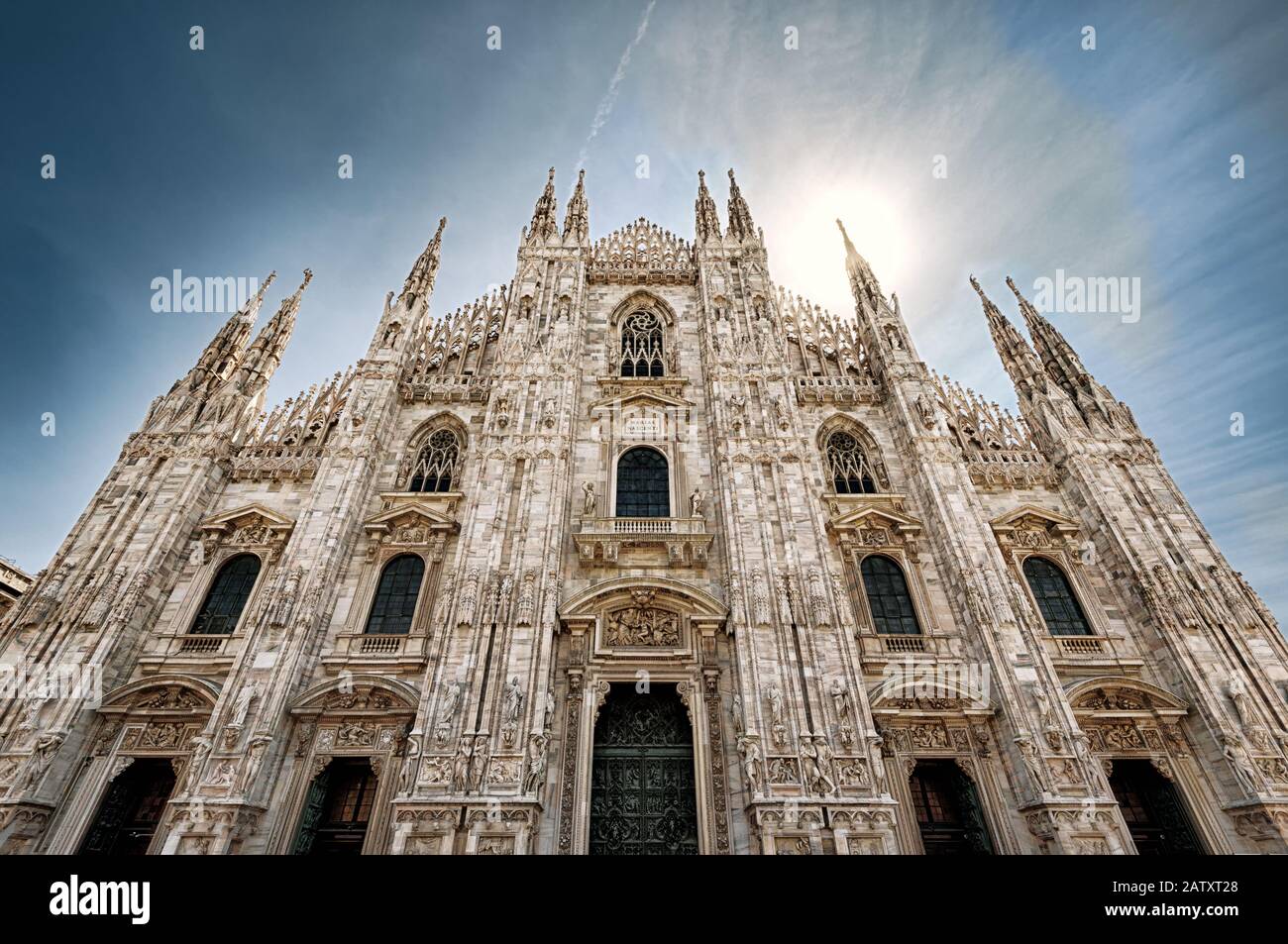 Cathédrale de Milan ou Duomo di Milano en été, Milan, Italie. C'est le principal point de repère de Milan. Vue de face de l'architecture historique de luxe. Richement orné Banque D'Images