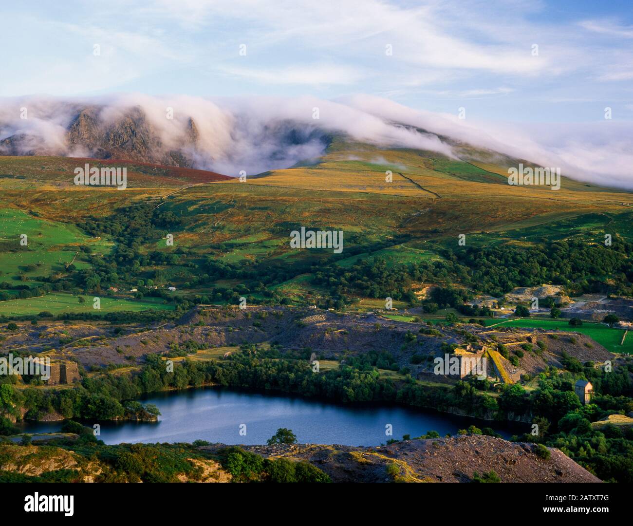 Voir SSE au-dessus de la carrière d'ardoise de Dorothea, Dyffryn Nantlle, Pays de Galles, Royaume-Uni : puits inondés, pointes de déchets, inclinaisons, contreforts d'ardoise, pyramides et maison à moteur de poutre. Banque D'Images