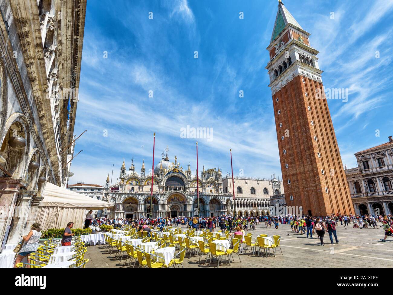 Venise, Italie - 20 Mai 2017 : Piazza San Marco Ou Place Saint Marc. Basilique et Campanile de San Marco dans le centre. C'est la place principale de Ven Banque D'Images