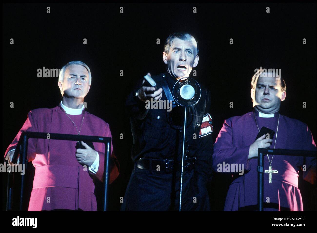 Ian McKellen (centre - comme le roi Richard) dans RICHARD III par Shakespeare dirigé par Richard Eyre au Lyttelton Theatre, National Theatre (NT), Londres en 1990. Sir Ian Murray McKellen, né en 1939, Burnley, Angleterre. Acteur de scène et de film anglais. Cofondateur de Stonewall, militant des droits des gays, fait chevalier en 1990, fait Compagnon d'honneur 2007. Banque D'Images