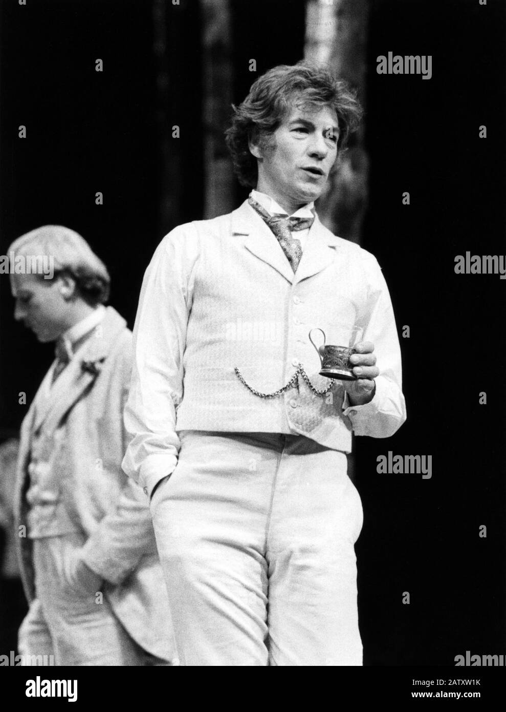 Ian McKellen (Platonov) dans LE MIEL SAUVAGE par Michael Frrayn après PLATONOV par Anton Chekhov, dirigé par Christopher Morahan au National Theatre (NT), Londres en 1984. Sir Ian Murray McKellen, né en 1939, Burnley, Angleterre. Acteur de scène et de film anglais. Cofondateur de Stonewall, militant des droits des gays, fait chevalier en 1990, fait Compagnon d'honneur 2007. Banque D'Images