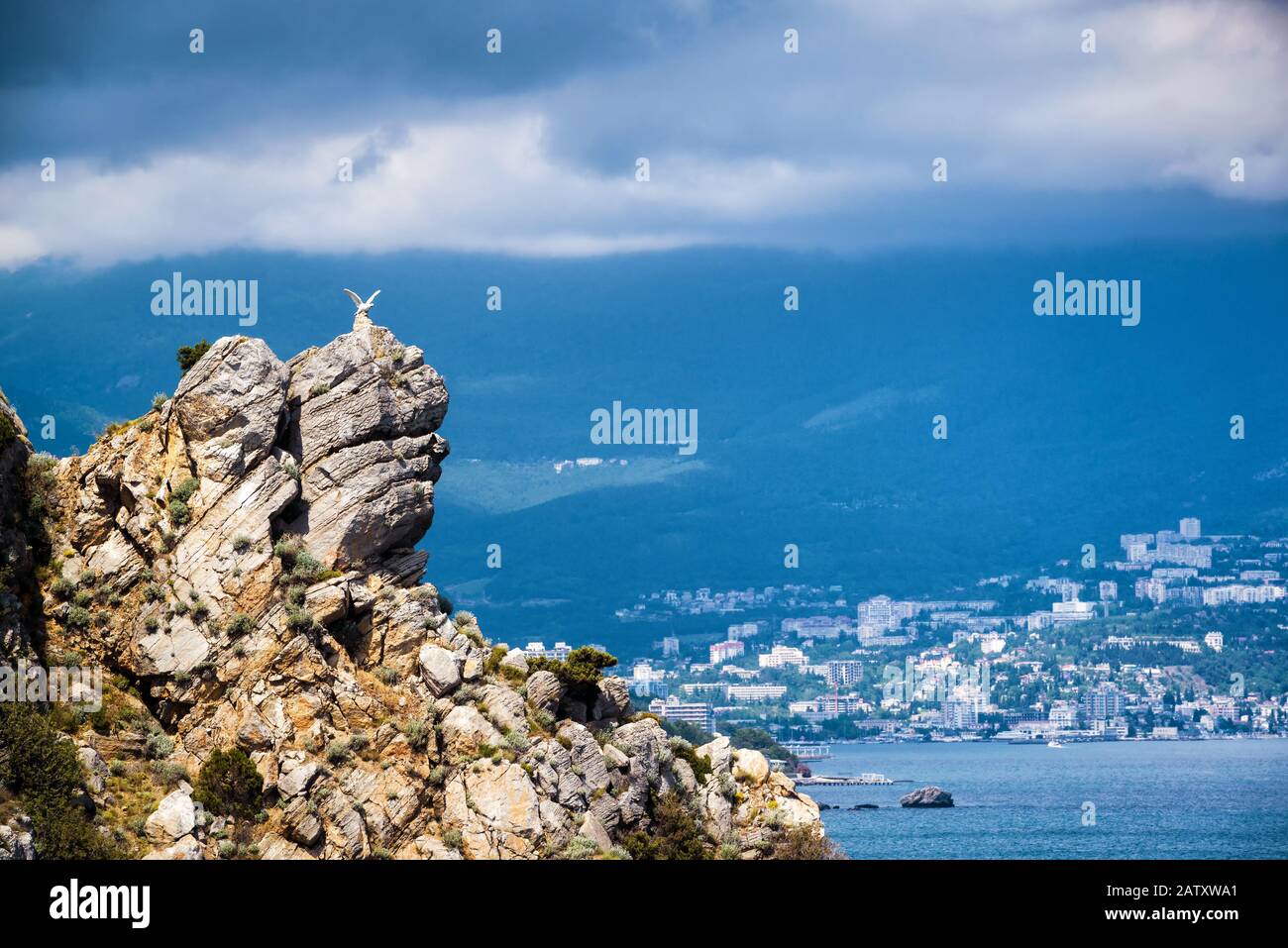 Vue panoramique sur la côte de Crimée. Ville de Yalta au loin. Banque D'Images