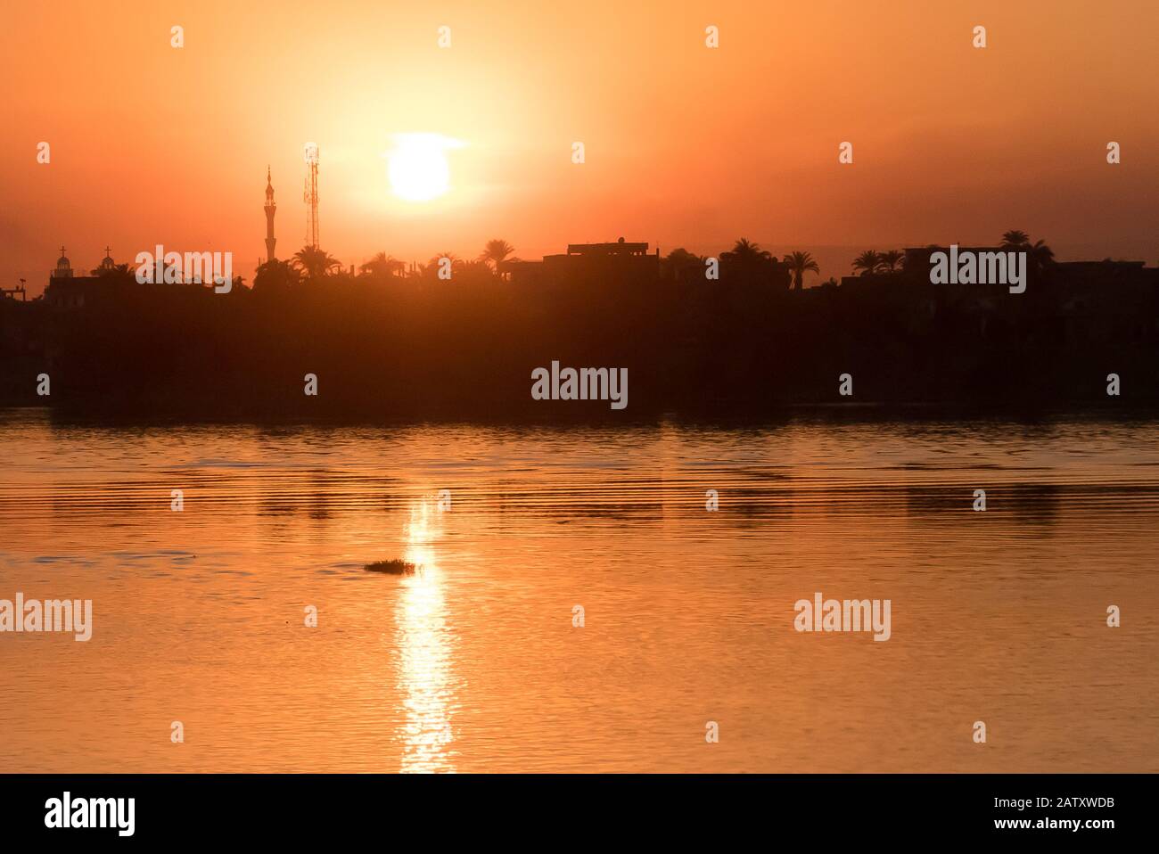 Egypte : coucher de soleil sur le Nil près de Louxor. Banque D'Images