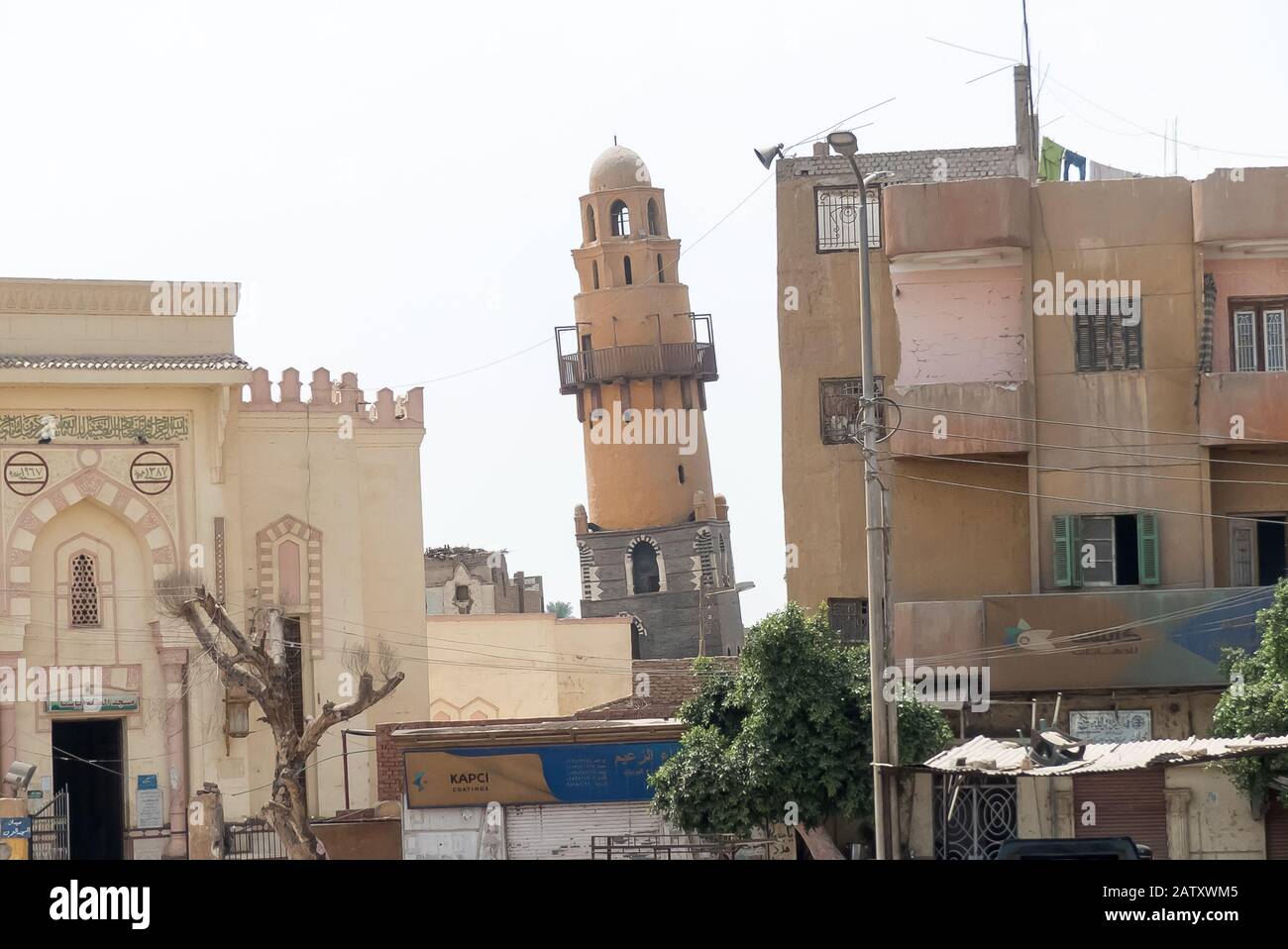 Egypte : un minaret penchant à l'Esne Banque D'Images