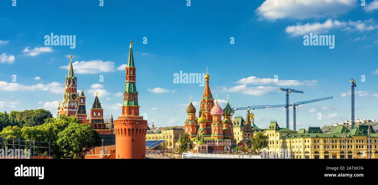 Vue panoramique sur le centre de Moscou, Russie. Place Rouge avec le Kremlin de Moscou et la cathédrale Saint-Basile. C'est un jalon important de Moscou et de toute la Russie. B Banque D'Images