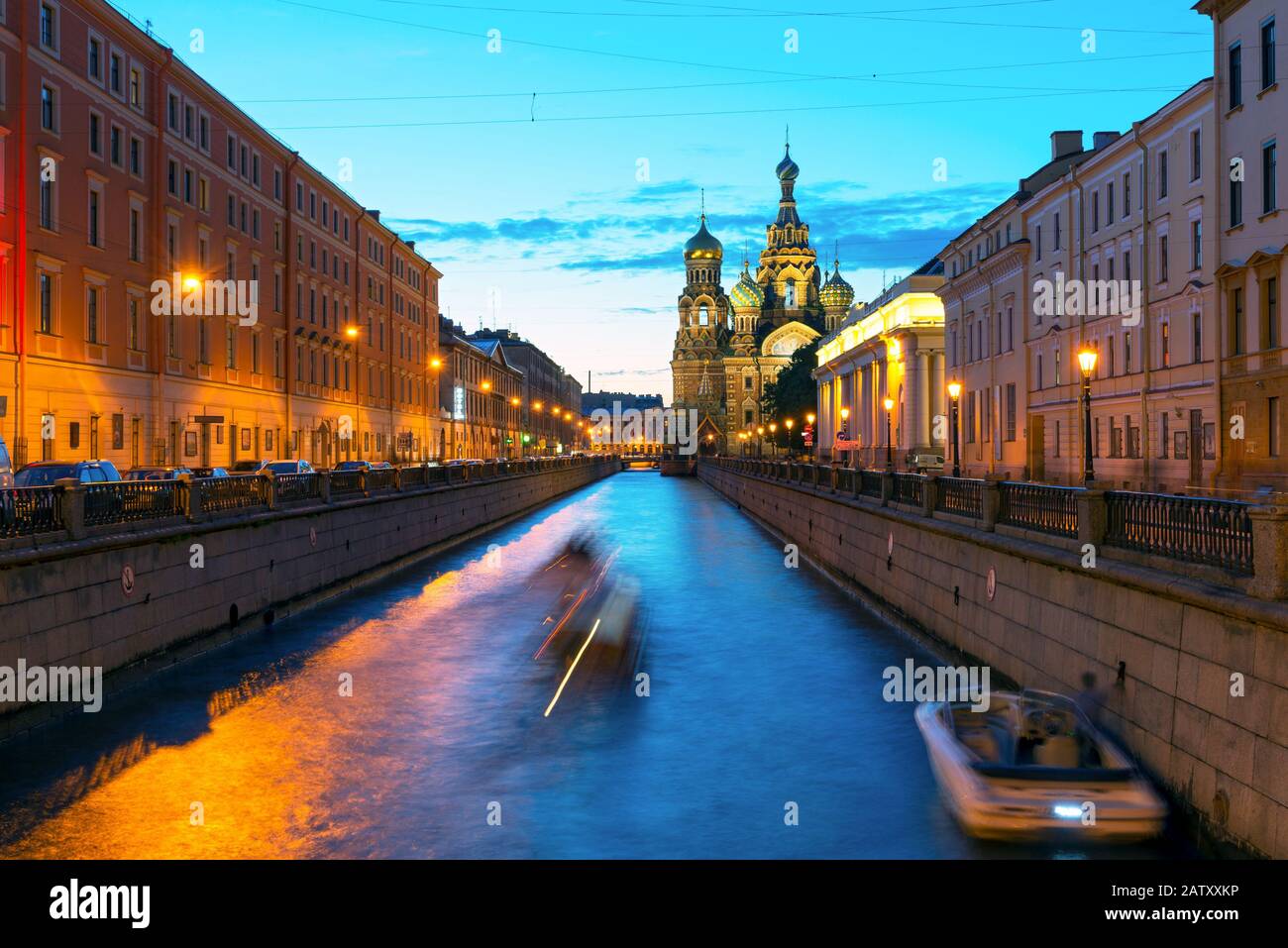 Des bateaux de tourisme naviguent vers l'Église du Sauveur sur du sang Renversé à Saint-Pétersbourg, en Russie. Canal De Griboyedov Aux Nuits Blanches. Banque D'Images