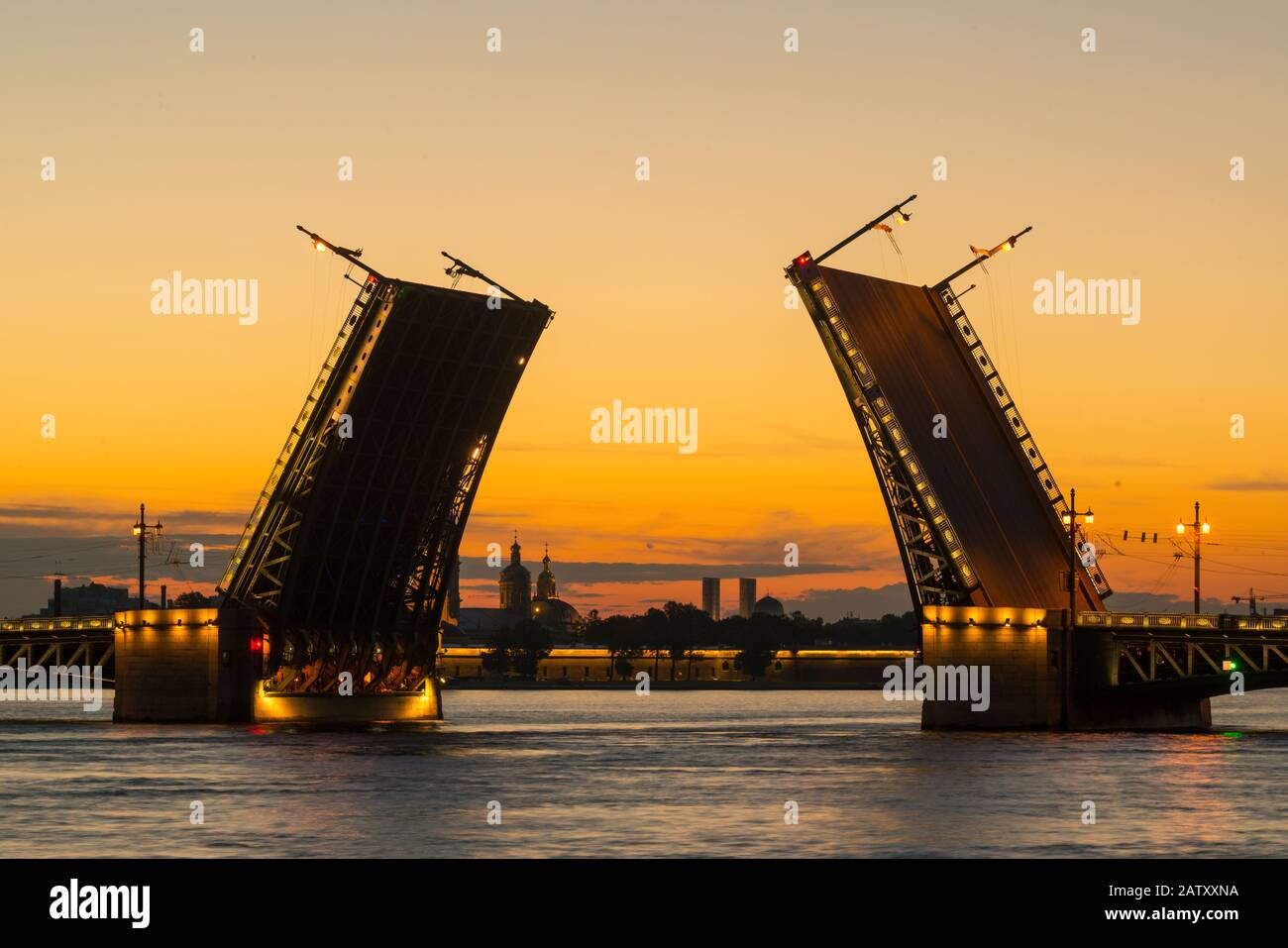 Vue sur la carte postale du Pont du Palais - symbole des nuits blanches de Saint-Pétersbourg, Russie. Banque D'Images