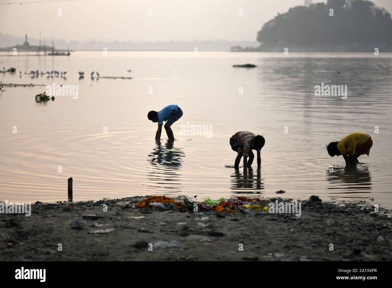 5 février 2020, Guwahati, Assam, Inde: Les enfants qui cherchent des poissons dans la rivière Brahmapoutre, à Guwahati. (Image Crédit : © David Talukdar/Zuma Wire) Banque D'Images
