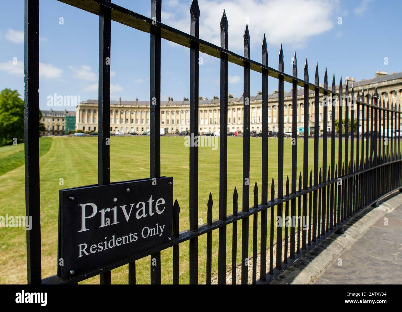 Bath, Angleterre. Vue sur le Royal Crescent montrant les résidents seulement pelouse privée à Bath, Somerset, Angleterre, Royaume-Uni Banque D'Images