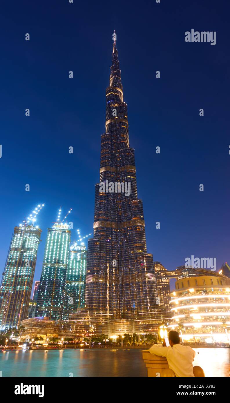 Dubaï, OAE - 01 février 2020 : la tour Burj Khalifa à Dubaï la nuit. Burj Khalifa est le bâtiment le plus haut au monde (828 m) Banque D'Images